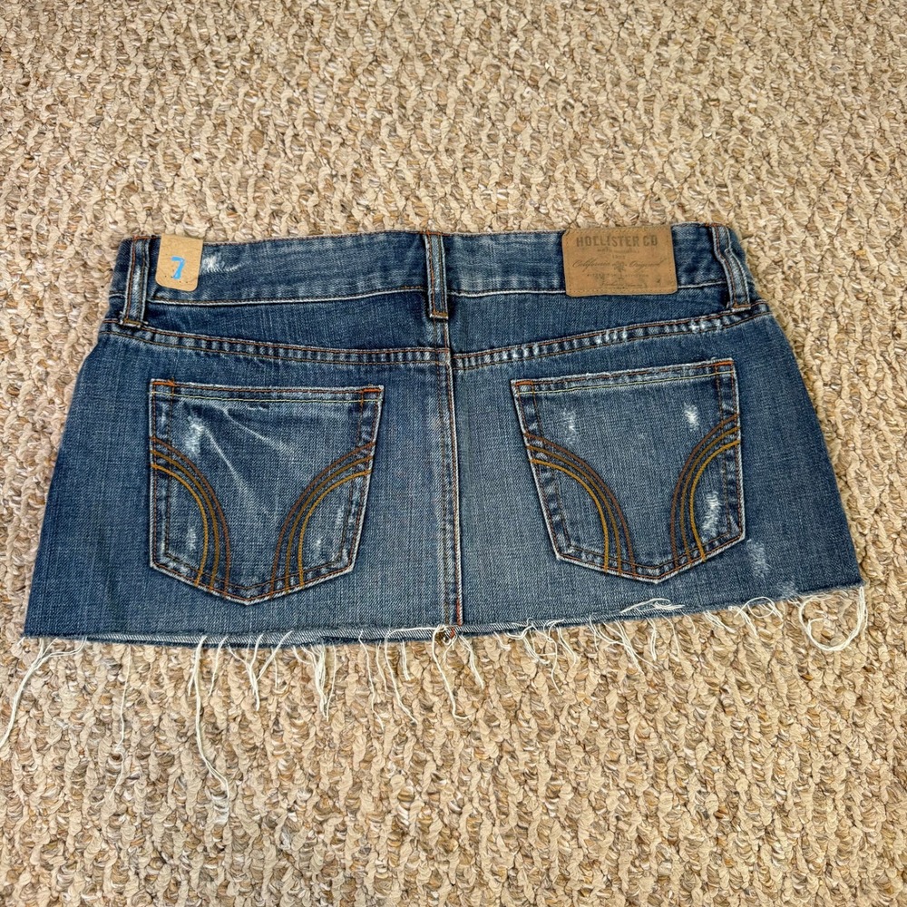 NWT Hollister Denim Mini Skirt Low Rise Distressed Frayed Y2K Blue Womens Size 7 - Picture 2 of 5